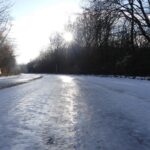 Un nouveau salage avec notre tracteur est en cours sur la commune mais la pluie fait que le sel n’agit pas comme si c’était de la neige.