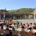 Clap de fin au centre aéré sous un soleil radieux.