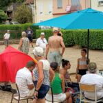 Une partie de pétanque.
